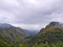 Sri Lanka - planinska regija - planine - proplanci - vodopadi - vozovi - pogled - oblaci - kisa - lepo - pogled - priroda - vrhovi - cajevi - caj - plantaze -