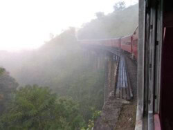 Sri Lanka planinska regija - planine - proplanci - vodopadi - vozovi - pogled - oblaci - kisa - lepo - pogled - priroda - vrhovi - cajevi - caj - plantaze -