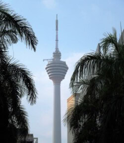 KL toranj u Kuala Lumpuru viri iznad krošnji palmi