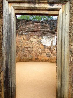 Sri Lanka hram - biblioteka - kralj - polonaruva - kraljevstvo - budisti - hinduisti - monasi