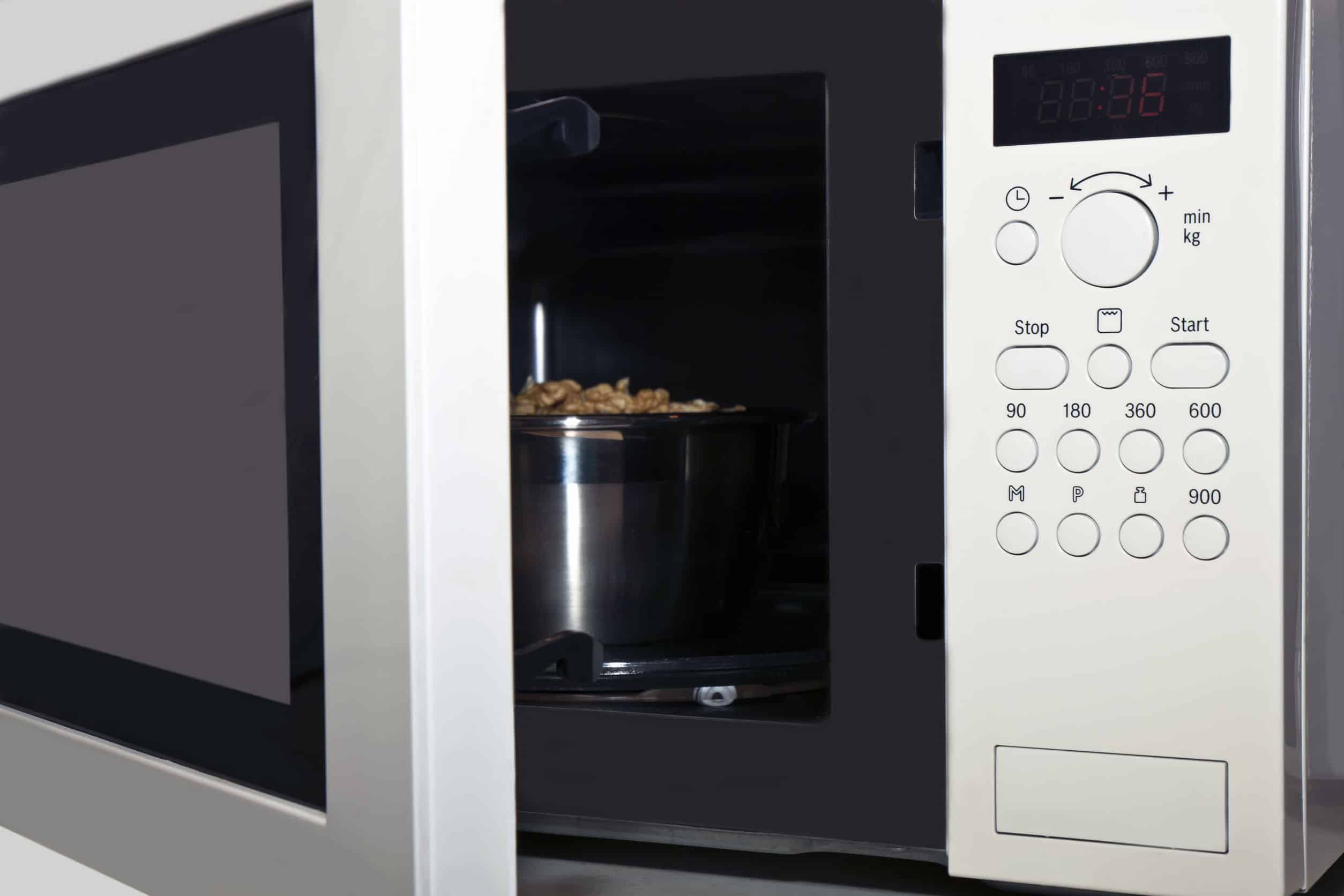 Limpieza de los electrodomésticos en las oficinas en Sevilla