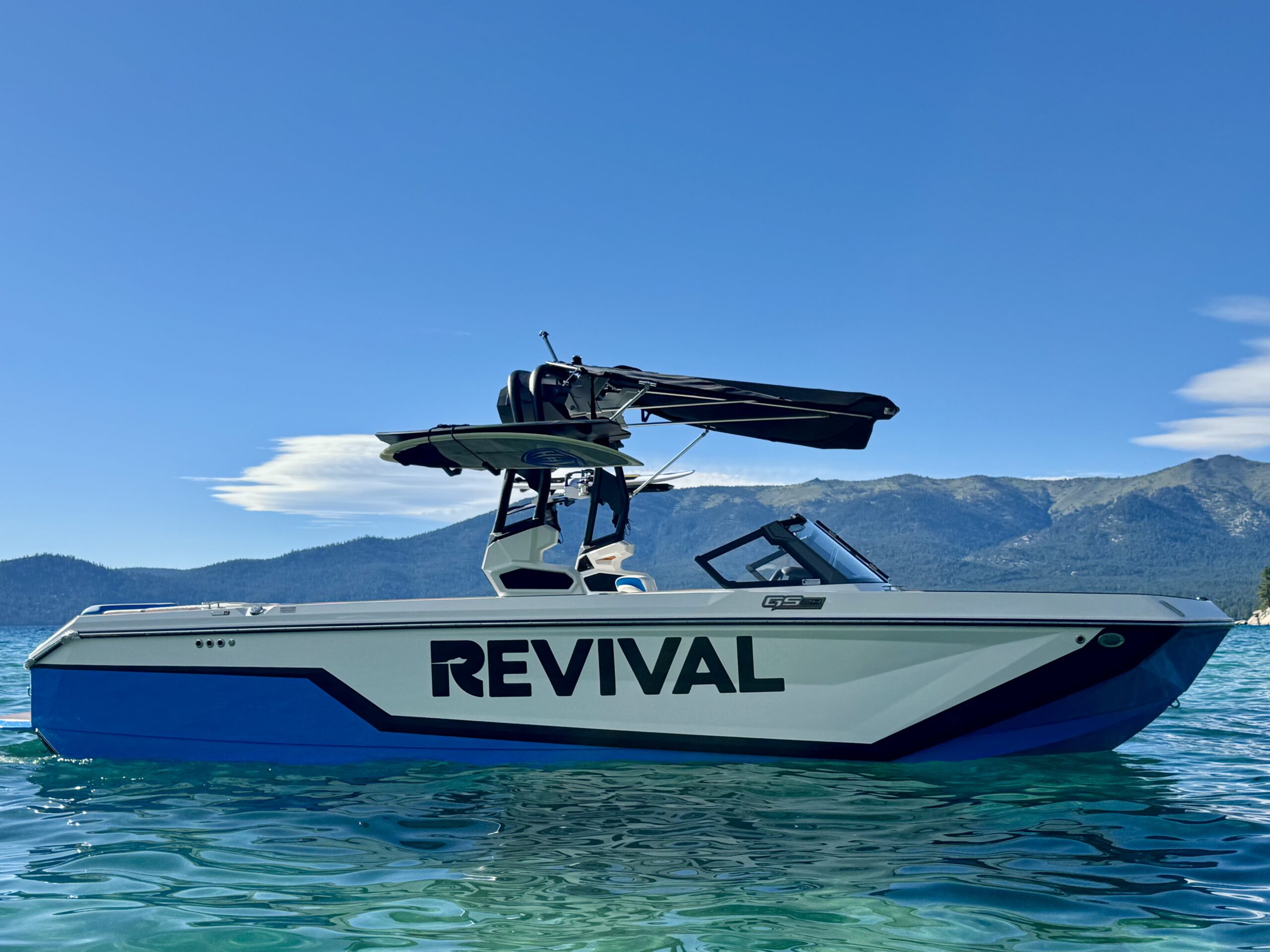 Lake Tahoe Pontoon&speed boat rental. Picture of a 24' Air Nautique Wake Surf speed boat.