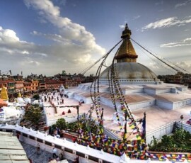Porodicna putovanja sa decom u Nepal Pogled s krova na belu stupu sa zlatnim vrhom i grad u podnožju
