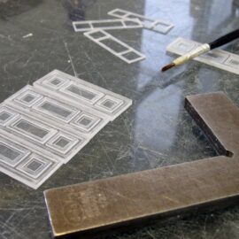 outils de maquettiste sur un bureau pendant le montage d'éléments d'une maquette