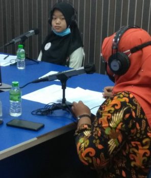 Ketua forum anak kota Tanjungpinang Marsantya Haleza Mawa sebagai nara sumber dialog interaktiv RRI dengan tema stop pernikahan usia anak dan pembatasan bermain game online kamis (3/12)