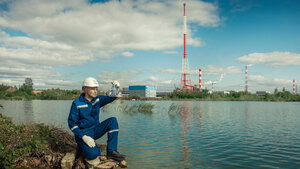 Инспектор-эколог проверяет чистоту водоёма