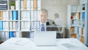 Homme au travail qui disparaît