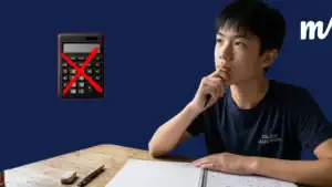 Un jeune élève du collège Jules Ferry est assis à son bureau et réflechit profondément en se mordant la lèvre, probablement en train de réviser les automatismes maths brevet 2026. Devant lui, un cahier ouvert montre des exercices de calcul mental brevet et de géométrie. Sur le mur, une affiche confirme l'importance de s'entraîner aux automatismes maths brevet 2026 avec le slogan "Préparez les Automatismes !". Cette scène de révision prépare l'élève à l'épreuve automatismes brevet, une partie cruciale du brevet maths sans calculatrice.