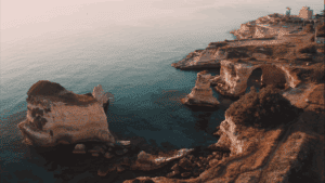 Scopri i Faraglioni di Sant'Andrea a Marina di Melendugno. Un luogo magico, con il famoso Arco degli Innamorati, perfetto per una giornata di mare, anche quando soffia la tramontana.