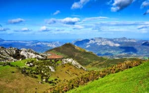 El Parque Nacional Picos de Europa es uno de los lugares increíbles de Asturias para visitar en otoño