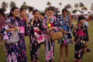 ragazze giapponesi in Kimono per Bon Odori Vacanze di Obon in Giappone