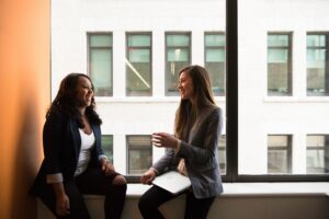 femmes qui discutent et rigolent