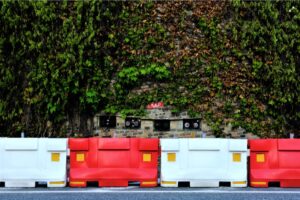 新宿駅西口　26番バス停の向かいにある換気塔