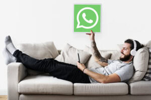 Hombre se&ntilde;alando logo de whatsapp business