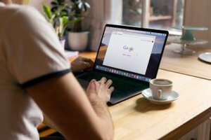 campa&ntilde;a google ads geandce marketing digital computador persona