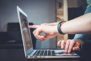 linkedin ads geandce marketing digital manos computador