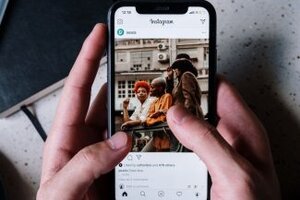 instagram ads geandce marketing digital manos pantalla celular