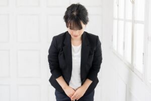 謝罪する女性