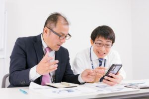 職場いじめの対処法１：信頼できる同僚に相談