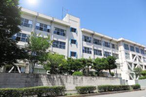 内容証明郵便の送り先（学校の写真）