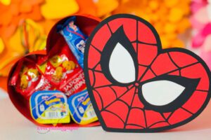 Archivo a recortar y armar caja en forma de corazón Spiderman