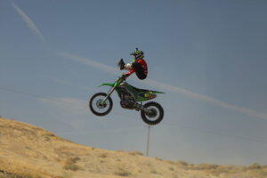 zach bell jumping and doing a heel clicker on his kx450 at 2019 taft worcs race