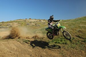 zach bell riding his kx450 at the 2020 taft worcs race