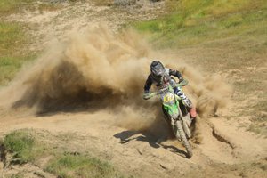 zach bell riding his kx450 at the 2020 taft worcs race
