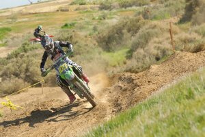 zach bell riding his kx450 at the 2020 taft worcs race