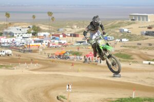 zach bell riding his kx450 at the 2020 taft worcs race