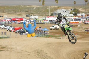 zach bell riding his kx450 at the 2020 taft worcs race