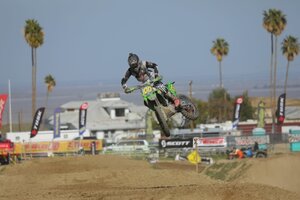 zach bell riding his kx450 at the 2020 taft worcs race