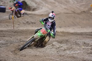 zach bell riding his kx450 at the 2020 glen helen ngpc