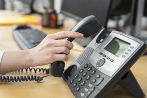 primer-plano-persona-que-trabaja-centro-llamadas