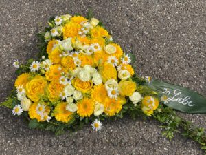 Trauer Herz mit gelben modernen Rosen aus Ingolstadt von Gerti Haslauer für Beerdigung in Schrobenhausen moderne trauerfloristik