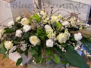 moderne Trauerfloristik Gesteck mit weissen Rosen, Nelken und Gerbera aus Pörnbach