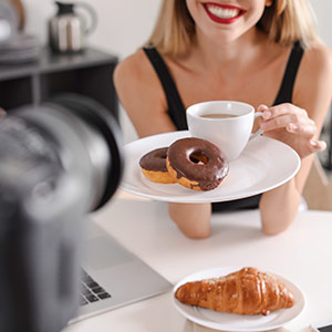 blogger recording food video