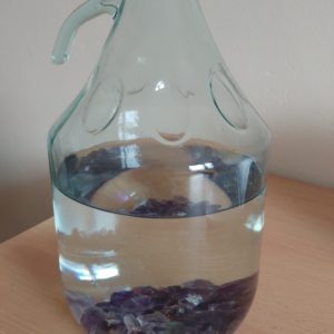 Glasballon mit stark geladenen Kristallen zur Wasserenergetisierung