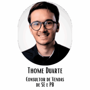 Homem com óculos de grau, cabelos escuros e sorriso amigável, retrato profissional usado para perfis corporativos ou acadêmicos, otimizando para chave "perfil profissional".
