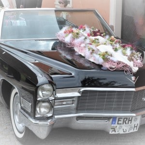 Auffallender Autoschmuck f&uuml;r ein auffallendes Fahrzeug. Vintagefarbene Blumenauswahl arrangiert in ein ros&eacute;f. Aludrahtkissen