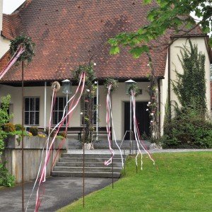 Blumenspalier vor der Kirche in Vestenbergsgreuth