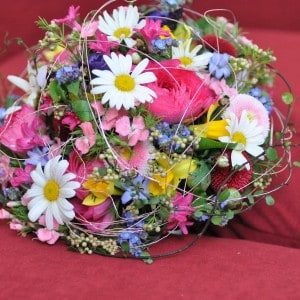 Runder Brautstrau&szlig; in sommerlichen Farben