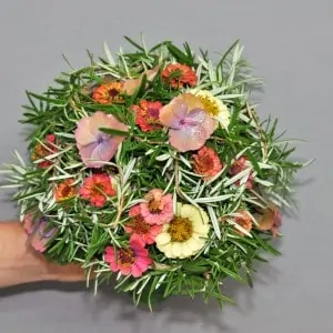 Na&uuml;rlicher Brautstrau&szlig; aus Rosmarin, Zinien und Hortensienbl&uuml;ten