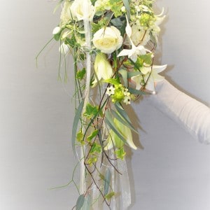 Wei&szlig;er abflie&szlig;ender Brautstrau&szlig; mit Lilien, Rosen und Eucharis