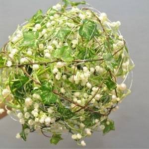 Moderne Interpretation eines Maigl&ouml;ckckenbrautstrau&szlig;es. Durch mehrmaliges &Uuml;berschneiden und einflechten erh&auml;lt der Strau&szlig; seinen luftigen Ausdruck