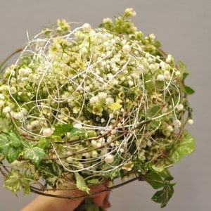 Maigl&ouml;ckchen kombiniert mit Schleierkraut und Waxflower, denn "Gleich und Gleich gesellt sich gern"