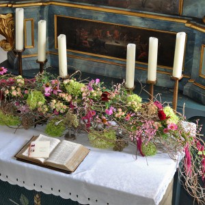 Sommerliches Bl&uuml;tenfries als Altarschmuck