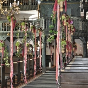 Festlicher Blumenschmuck als Spalier in der Kirche