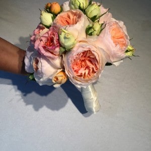 Runder Strau&szlig; mit duftenden Freilandrosen und geschlossnem Griff (integrierte Wasserversorgung)