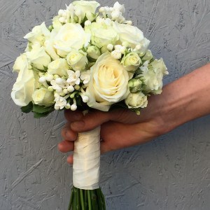 runder Brautstrau&szlig; mit wei&szlig;en Rosen und offenem Stiel